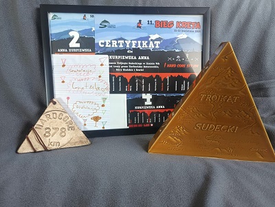 Pamiątki z Biegu Kreta - puchar, medal i numer startowy